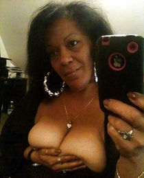 Hot ebony selfshot her
